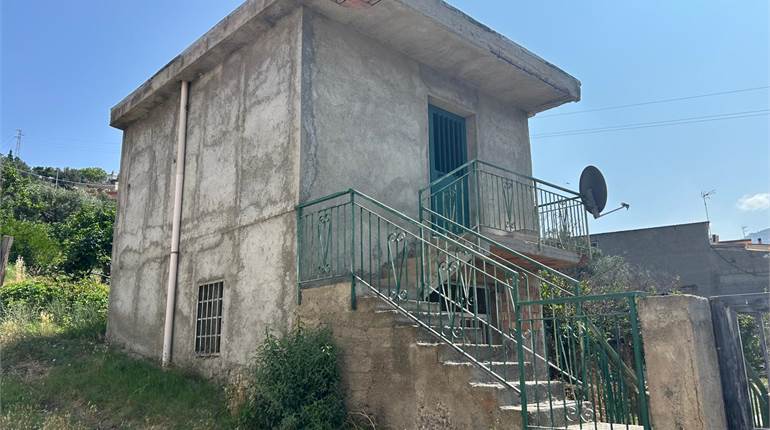 CASOLARE E TERRENO AGRICOLO (RIF. V387/25)